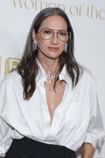 RHONY’s Jenna Lyons Reveals Phony Tooth, Hair, Eyelashes In a surprising revelation, new Authentic Housewives... Natasha Lyonne Haircut, Jenna Lyons Hair, Rhony Jenna Lyons, Jenna Lyons Real Housewives, Julianne Hough Hair 2024, Jenna Lyons Glasses, Jenna Lyons Jcrew, Jenna Lyons Style, Hair Reduction