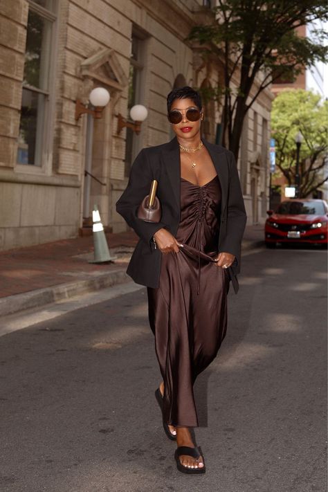 Black And Brown Outfit Summer, Sensual Outfit Casual, Highlowluxxe Style, Brown Summer Outfits, Thong Sandals Outfit, Jenee Naylor, Black Feminine Outfit, Immature Men, Blazer Fits