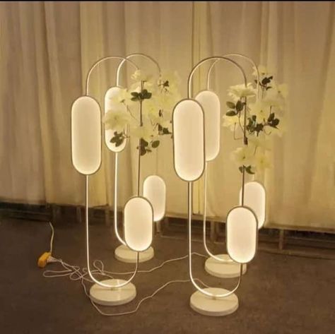 Light Stands For Wedding, Home Made Flowers, Floral Backdrop Wedding, Unique Event Decor, Center Piece Ideas, Wedding Gate, Simple Stage Decorations, Hall Decoration, Wedding Stage Design