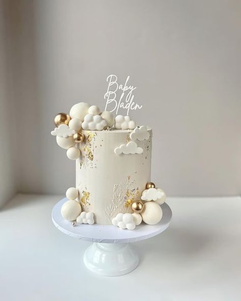 On Cloud 9 Baby Shower Theme Cake, White And Gold Baby Shower Cake, Cloud Cakes Ideas, Cloud Theme Baby Shower Cake, Cloud Themed Cake, Over The Moon Cake Ideas, Cloud 9 Baby Shower Cake, Over The Moon Baby Shower Cake, Heaven Sent Baby Shower Cake