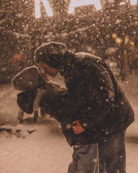 Romantic Snow Pictures, Christmas Photo Couple Ideas, Cozy Winter Photoshoot, Couple Photo Christmas, Couple In Snow Aesthetic, Winter Pictures Couples, Winter Romance Aesthetic, Winter Couple Pictures Aesthetic, Couple Winter Aesthetic