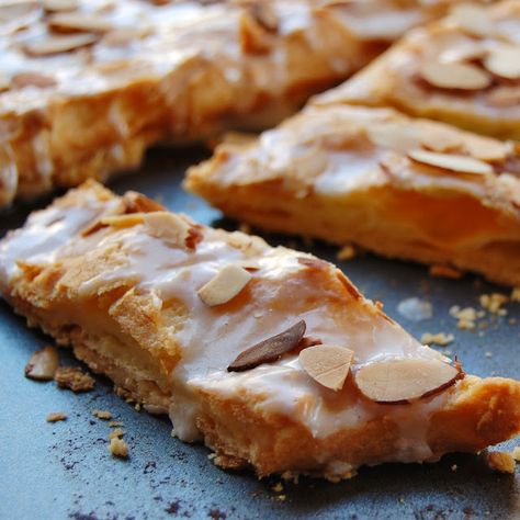 rabbit food rocks: Scandinavian Kringler Kringle Recipe, Easy Apple Strudel, Food On The Table, Norwegian Food, Scandinavian Food, Danish Food, Swedish Recipes, India Food, Easiest Apples