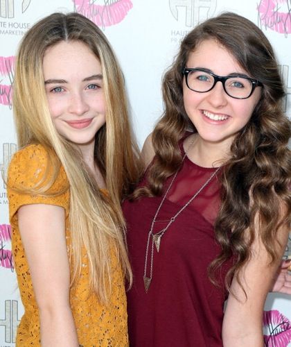 Sabrina Carpenter Sister Sarah Singing | Sabrina Carpenter Sarah Carpenter Sabrina Carpenter Sister, Sabrina Aesthetic, Sarah Carpenter, Cute Blonde Hair, Young Outfit, Animals Tattoos, Design Humor, Gossip Girl Fashion Blair, Chuck Blair