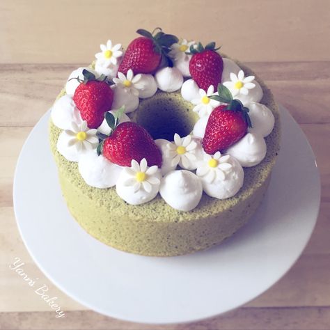 Chiffon Birthday Cake, Chiffon Cake Decoration Ideas, Chiffon Cake Design, Korean Mini Cakes, Chiffon Cake Decoration, Japanese Chiffon Cake, Autumn Cake Ideas, Bakery Drinks, Hokkaido Cupcake