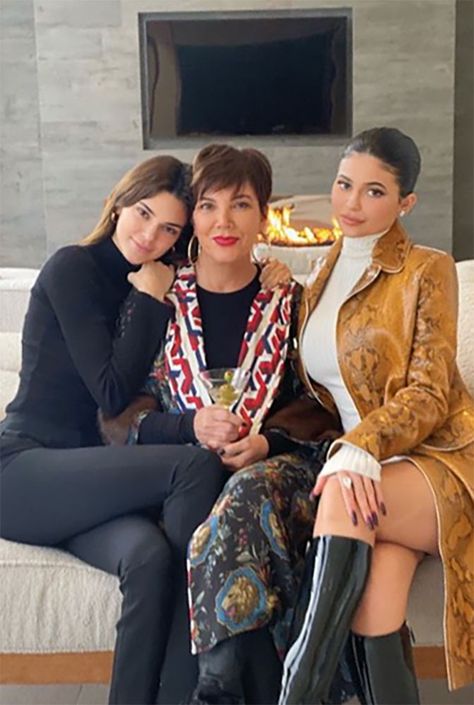 Kris Jenner Spends Thanksgiving with Kylie & Kendall as Kourtney & Kim Kardashian Take Japan Moda Kylie Jenner, Kendall Ve Kylie, Kris Jenner Style, Look Kylie Jenner, Estilo Kardashian, Looks Kylie Jenner, Trajes Kylie Jenner, Estilo Kylie Jenner, Kylie Jenner Instagram