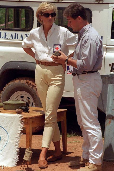 Princess Diana Casual Outfits: Linen Shirt +Beige Trousers Fashion Lessons, Princess Lessons, Princess Diana Fashion, Princess Diana Pictures, Rhetorical Question, Queen Princess, Diana Fashion, Homes Interior, Elisabeth Ii