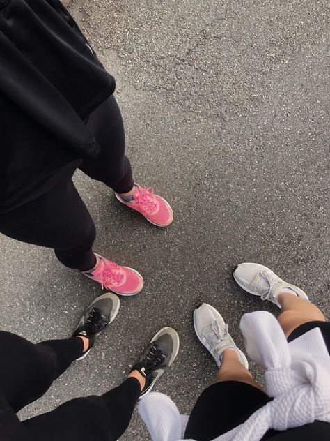 Running With Friends Aesthetic, Gym Friends Aesthetic, Morning Run Instagram Story, Runner Aesthetic Girl, Morning Run Aesthetic, Running Pictures, Work Vision Board, Running Friends, Morning Jog