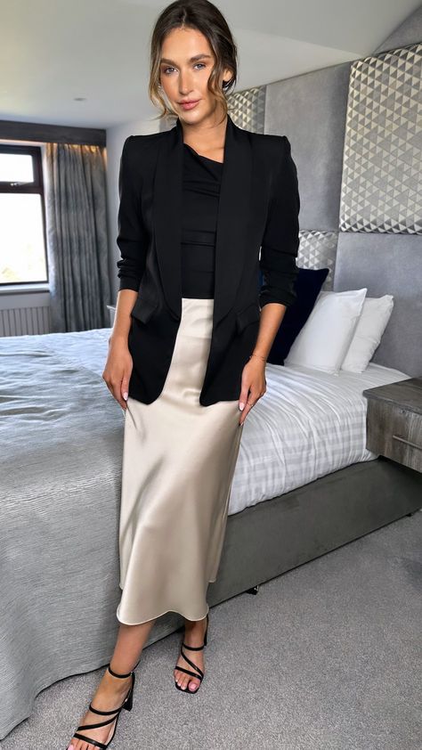 Skirt And Blazer Outfit, What Em Wore, Silk Skirt Outfit, Beige Midi Skirt, Satin Skirt Outfit, Rok Outfit, Ruched Sleeve Blazer, Looks Pinterest, Ruched Sleeve