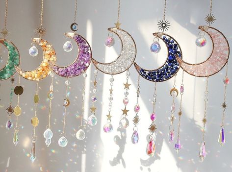 Unlocking the Suncatcher Meaning: Illuminate Your Soul with the Power of Light Pink Apothecary, Window Sun Catchers, Agenda Vintage, Moon Suncatcher, Hippie Room, Boho Decoration, Rose Quartz Healing, Hanging Crystal, Boho Moon