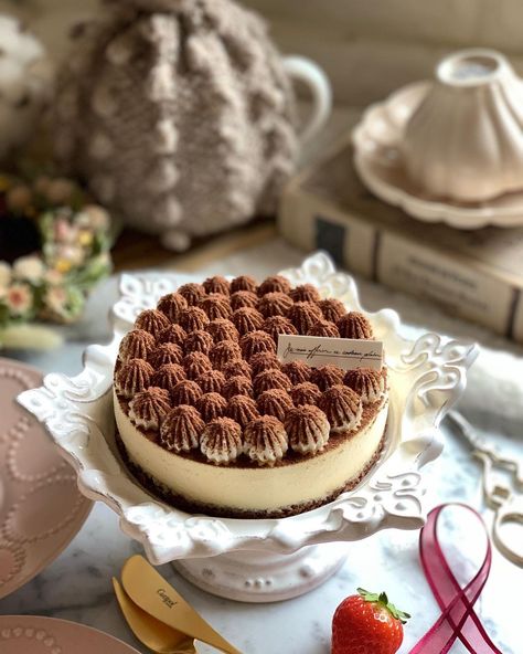 Banoffee Cake Decoration, Tiramisu Decoration Ideas, Tiramisu Cake Decoration Ideas, Tiramisu Cake Aesthetic, Tiramisu Wedding Cake, Tiramisu Birthday Cake, Dessert Shooters Recipes, Fruit Cake Design, Cake Filling Recipes