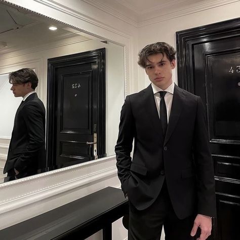 Boys Old Money Style, Lucian Aesthetic, Prom Outfits For Guys, Black Suit Men, Italian Boys, British Boys, Aesthetic Boys, Prom Suits, British Men