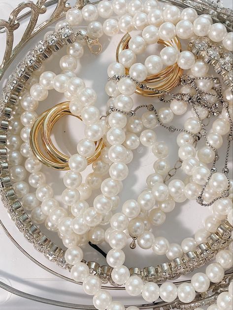 Pearls aesthetic gold silver photo collage instagram dump visual album Aesthetic Wallpaper Yellow, Aesthetic Pearls, Pearls Aesthetic, Hunting Wallpaper, Pearl Images, Instagram Dump, Jewellery Aesthetic, Aesthetic Header, Aesthetic Gold