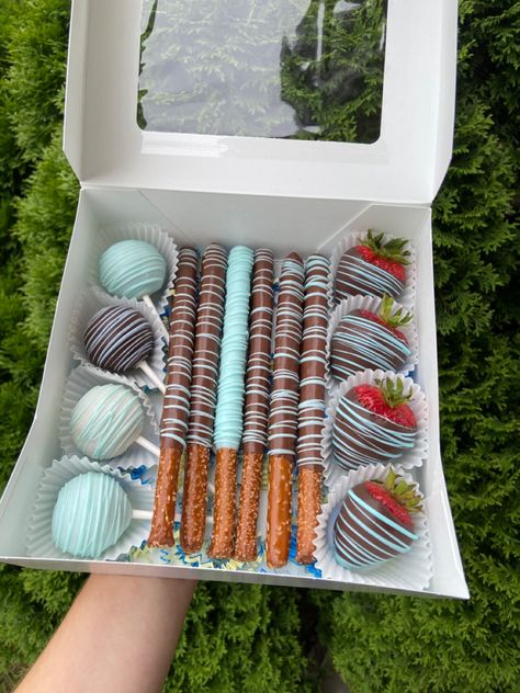 Dipped Treat Boxes, Selling Treats Ideas, Cake Pop Gift Ideas, Chocolate Covered Strawberries Ideas Birthday, Chocolate Covered Treat Boxes, Strawberry Box Ideas, Chocolate Covered Treats Box Ideas, Summer Treats To Sell, Father’s Day Treats Ideas