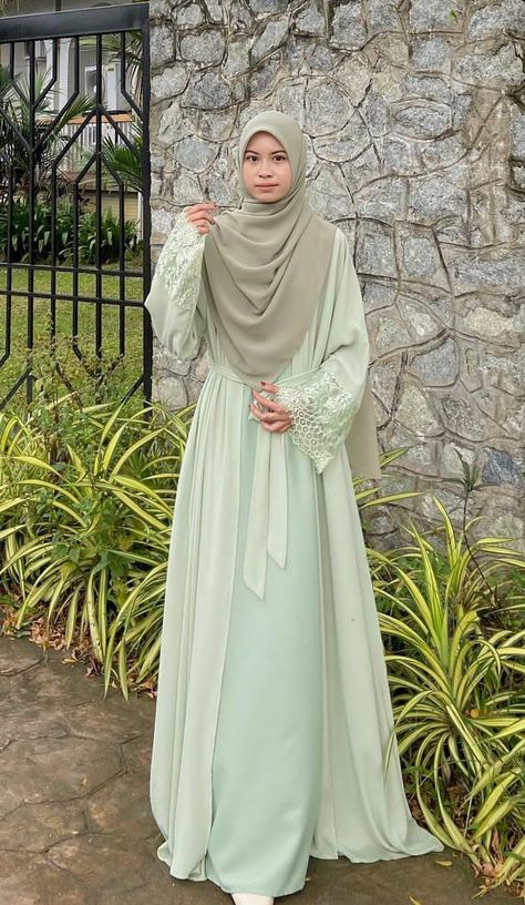 Simple Green Dress, Dress Wisuda, Design Abaya, Dress Muslim Modern, Muslimah Fashion Casual, Light Green Dress, Hijab Designs, Hijab Style Tutorial, Ya Allah