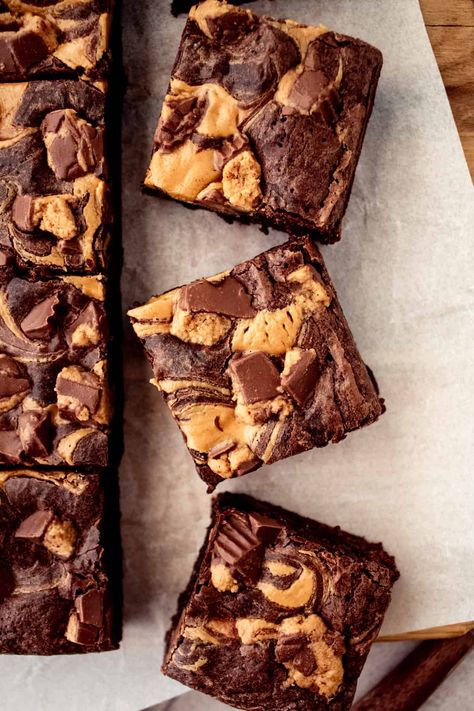 Fudgy brownies with creamy peanut butter and peanut butter cups swirled throughout. Peanut Butter Brownie Bars, Peanut Butter Drizzle Recipe, Peanut Butter Cup Brownies, Ultimate Brownies, Brownie Cups, Swirl Brownies, Peanut Butter Brownies, Peanut Butter Cup, Best Brownies