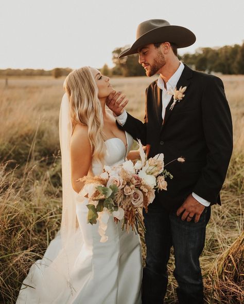 Country Wedding Pictures, Country Wedding Photos, Western Themed Wedding, Wedding Portrait Poses, Cowboy Wedding, Country Theme Wedding, Wedding Picture Poses, Estilo Country, Bride And Groom Pictures