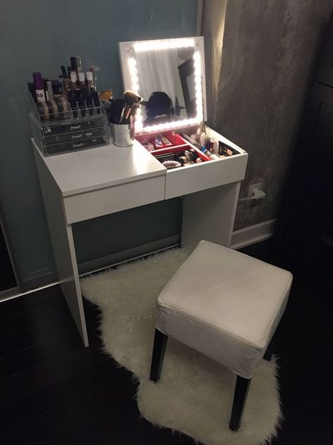 Dreaming of spendy vintage vanities? Create your own DIY vanity with these tips Foldable Vanity, Vanity With Lights, Vanity Sets, Makeup Station, Chicago Apartment, Makeup Desk, Small Bedrooms, Vanity Ideas, Diy Vanity