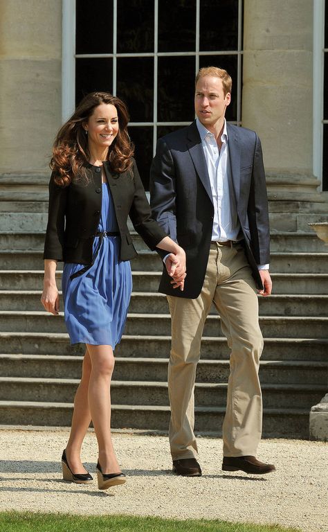 in a cornflower blue Zara dress, paired with a simple black jacket, with black patent pumps from LK Bennett Kate Middleton Wedges, Moda Kate Middleton, Kate Middleton Stil, Vévodkyně Kate, Style Kate Middleton, Principe William Y Kate, Duchesse Kate, Düşes Kate, Prince William Et Kate