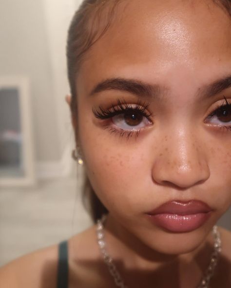 Vanessa Anne | irl🤍 | Instagram Perfect No Makeup Look, Natural Cat Eye Lash Extensions, Naturally Long Eyelashes, Asian Lashes, Soft Natural Makeup, Big Lashes, Pretty Lashes, Brown Skin Makeup, Makeup Help