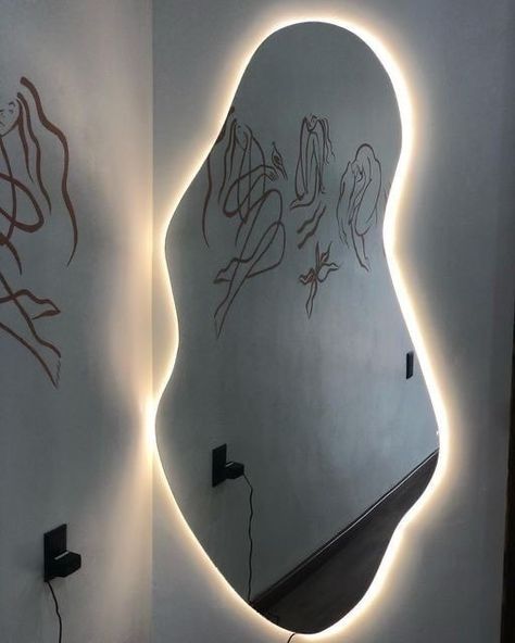 Espejos en formas irregulares los hacemos a la medida que necesites Biselados, Pulidos con brillo, Con marco de aluminio, combinado con luces led frías o cálidas de. Mediciones a domicilio WhatsApp 75090638 Irregular Mirror With Led, Ideas Para Espejos, Led Mirror Bedroom, Espejos Aesthetic, Cute Mirrors, Mirrors With Lights, Room Mirrors, Cute Mirror, Irregular Mirror