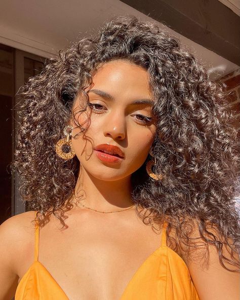 Olivia Calabio, Puff Styles, Spring Lip Colors, Face Mask Beauty, Summer Makeup Looks, Dewy Makeup, Afro Puff, Easy Hairstyle, Hairdos For Curly Hair