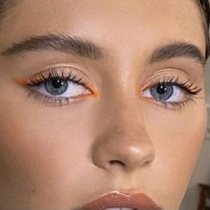 Blue Eyes Orange Makeup, Simple Colourful Makeup, Orange Blue Makeup, Summer Concert Makeup, Orange And Blue Makeup, Simple Festival Makeup, Colorful Eyeliner, Orange Eye Makeup, Maquillage On Fleek