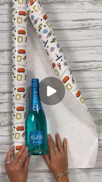 Water Bottle Gift Wrapping Idea, Wrapping Bottles Gift Ideas, Gift Wrap A Bottle, Wrap A Bottle, Wine Bottles Gift Wrap, Easy Diy Candy, Pretty Gift Wrapping, Bottle Gift Wrapping, Christmas Wrapping Diy