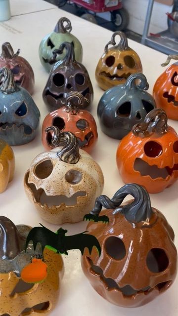 Ceramics Halloween, Pumpkin Pottery, Tote Bag Ideas, Halloween Clay, Ceramic Pumpkin, Pottery Handbuilding, Sculpture Ideas, Clay Craft, Ceramics Ideas