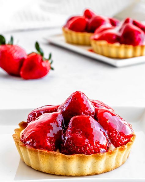 Strawberry Tarts Mini, Strawberry Tarts Recipe, Strawberry Custard, Strawberry Tarts, Shortcrust Pastry Recipes, Pastry Cream Filling, Custard Tarts, Homemade Pie Crust Recipe, Strawberry Glaze