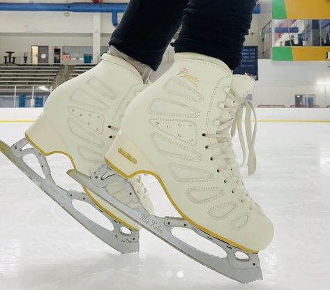 edea + john wilson blades mia kalin Edea Piano Skates Aesthetic, Edea Piano Skates, Piano Skates, Edea Figure Skates, Edea Skates, Gracie Gold, Skate Aesthetic, Figure Ice Skates, Figure Skating Outfits