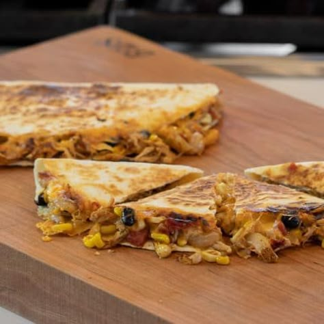 Black Bean Quesadilla Recipes, Corn Quesadilla, Chicken Black Beans Corn, Bean Quesadilla, Black Bean Quesadilla, Chicken Black Bean, Quesadilla Recipes Easy, Black Beans And Corn, Chicken Black Beans