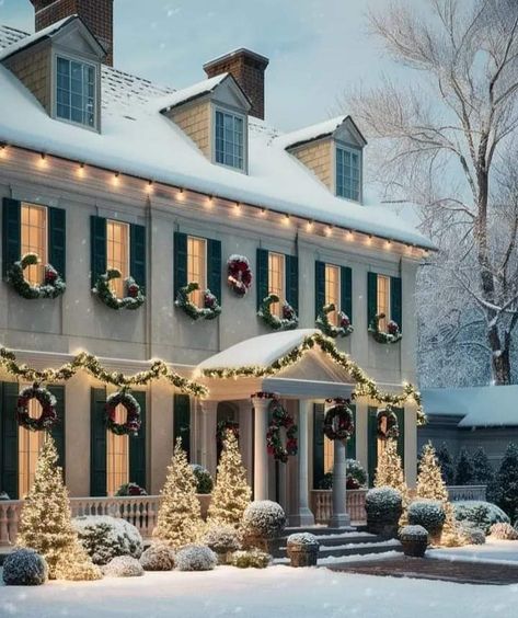 Georgian House Christmas Decor Exterior, 18th Century Christmas Decorations, Christmas Colonial House Exterior, Christmas Lights On Colonial House, Colonial Christmas Exterior, Colonial House Christmas Outdoor Decor, Colonial House Christmas, Brick Colonial House Exterior, Mansion Christmas Decor