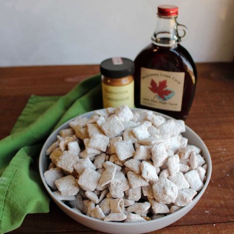 French Toast Puppy Chow with Cinnamon and Maple Syrup Maple Puppy Chow, Maple Chex Mix Recipes, Puppy Chow Bars, Puppy Chow Flavors, Cinnamon Snack, Cinnamon Chex, Chex Mix Puppy Chow, Homestead Recipes, Muddy Buddy