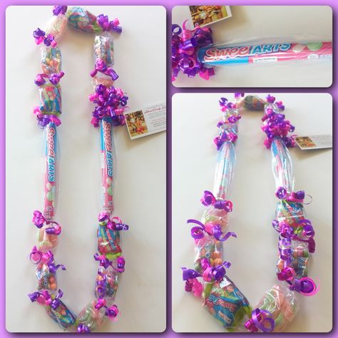 Candy Garland For Graduation, Graduation Necklace Candy, Diy Leis, Graduation Candy Lei, Candy Leis, Candy Garland, Graduation Leis Diy, Lei Making, Candy Lei