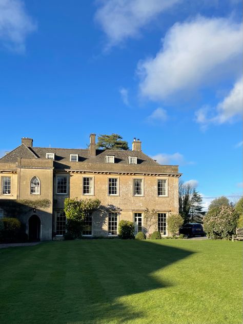 Posh Country Aesthetic, Old Money Country House, British Upper Class Aesthetic, Posh British Aesthetic, British Old Money Aesthetic, England House Aesthetic, British Home Exterior, British Countryside House, Old British House