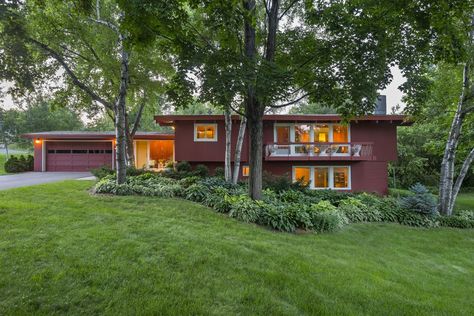 Tour A Midcentury Paradise in Minneapolis - Home Ranch Transformation, Mid Century Split Level, Mid Century Modern Backyard, Rambler House, Midcentury Architecture, Atomic Ranch, Vintage Patio, Mcm House, Split Level House