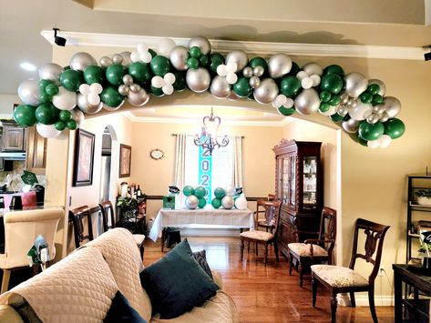 Balloon garland, balloon bouquet, balloon decoration, graduation balloons, balloon decor, diy balloons, balloon tutorial Green White Silver Balloon Arch, Green And Silver Balloon Garland, 18th Party Ideas, Promotion Party, Office Party Decorations, Roller Skating Party, Graduation Balloons, Silver Balloon, Simple Organic