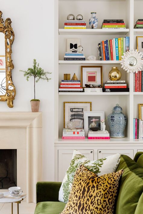 living room Oak Bookshelves, Paloma Contreras, Bookshelf Styling, Bookshelf Design, Home Styles, Built In Bookcase, Hotel Style, White Paint, Classic House