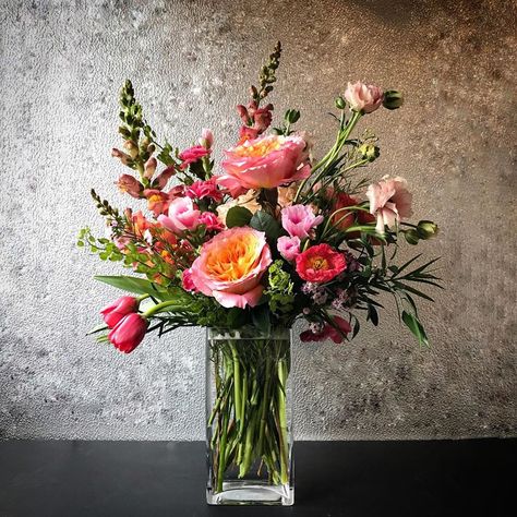 Spring Vase Arrangements, Traditional Floral Arrangements, Trending Floral Arrangements, Easy Mother’s Day Flower Arrangement, Mother’s Day Flower Arrangements, Mother’s Day Flowers, Tall Vase Flower Arrangements, Floral Arrangements Vase, Summer Floral Arrangements