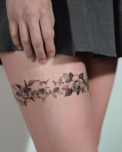 Floral Thigh Band Tattoo, Fairy Tattoo Ankle, Thigh Tattoos Women Wrap Around, Sleeve Women Tattoo, Flower Garter Tattoo, Tattoo Earthy, Inner Thigh Tattoos Women, Thigh Band Tattoo Women, Hand Tattoo Women