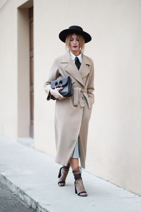 From sleek statement blazers to the coolest of sneakers, these were some of the best street style looks from the Pitti Uomo menswear show. Pitti Uomo Street Style, Tulle Socks, Street Style 2018, Parisienne Chic, Trendy Hat, Camel Coat, Outfits With Hats, Cool Street Fashion, Mode Inspiration