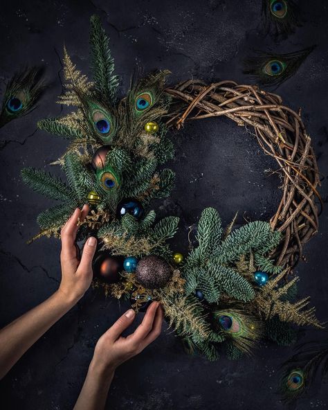 Peacock Wreath, Peacock Crafts, Peacock Christmas, Feather Wreath, Autumn Decorating, Cosy Winter, Feather Crafts, Funny Christmas Gifts, Wreath Tutorial