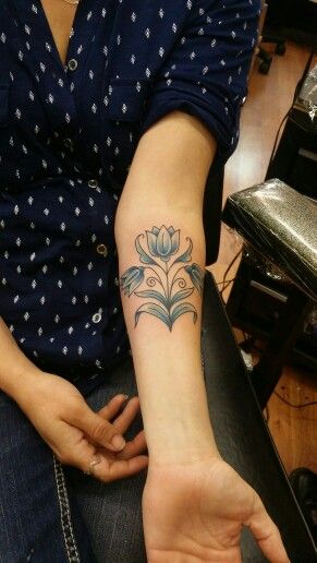 My new tattoo! Delft style tulips. Tulip Tattoo Ideas, Tulip Tattoos, Dutch Tattoo, Tulip Tattoo, Mom Tattoo Designs, Inkbox Tattoo, Blue Tattoo, Unique Images, Painting Tattoo