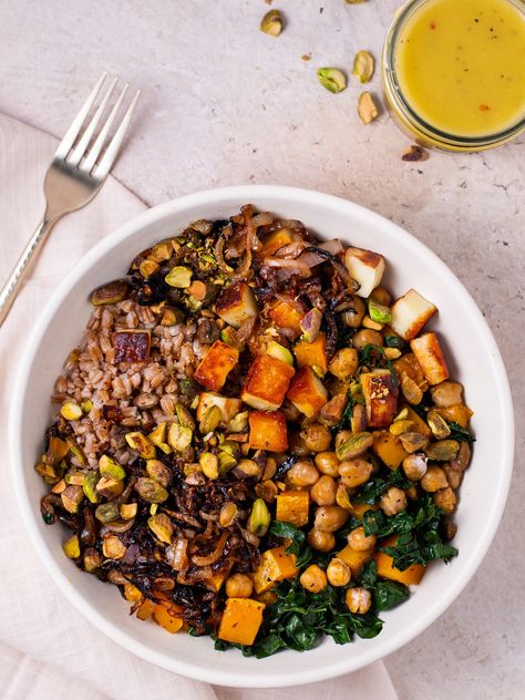 A nutrient-packed farro grain bowl featuring sweet butternut squash, hearty kale, fried cheese, crispy chickpeas and a zingy lemon dressing. Fall Vegetarian Recipes, Kale Bowls, Pork Side Dishes, Healthy Hearty Meals, Grain Dishes, Fall Lunch, Nourish Bowls, Grain Bowl Recipe, Veggie Bowls