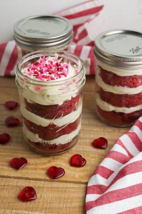 Homemade Cream Cheese Icing, Easy Red Velvet Cake, Valentines Party Food, Easy Red Velvet, Cake Jars, Kids Party Snacks, Snacks Kids, Red Birthday Cakes, Simple Desserts