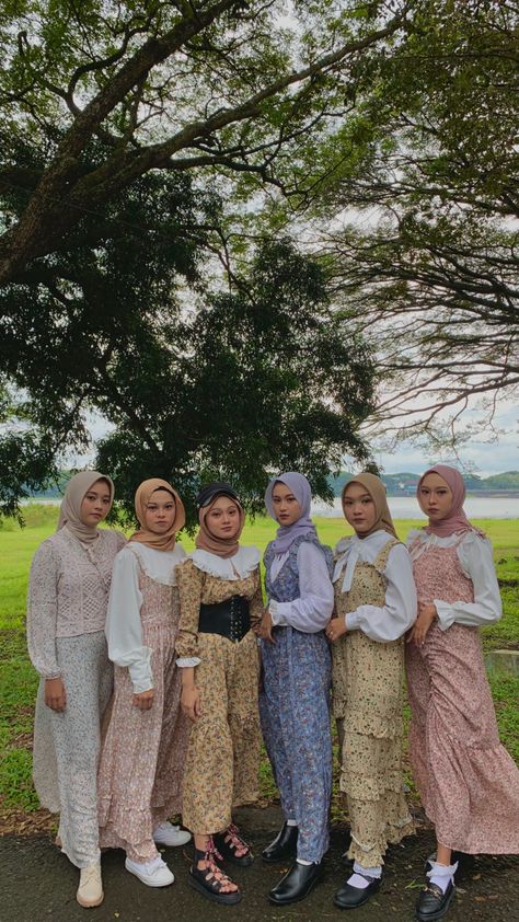 Cottagecore Yearbook, Garden Party Outfit Dresses, Yacht Party Outfit, Outfit Hijab Simple, Ootd Korean Style, Garden Party Outfit, Cottagecore Outfit, 90s Fashion Outfits Hip Hop Party, Dresses Hijab