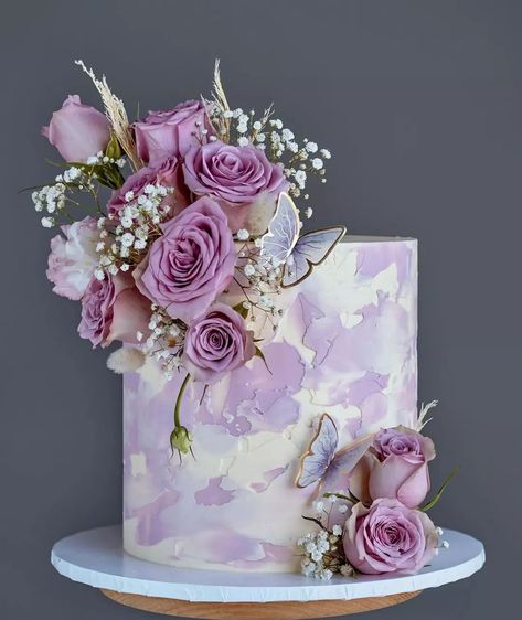 Purple Tall Cake, Purple Flowers On Cake, Lilac Graduation Cake, Pink And Purple Flower Cake, Cake Designs With Flowers, White Cake With Purple Flowers, Lilac Cake Ideas, Purple Cake With Flowers, Pink And Purple Cake Ideas