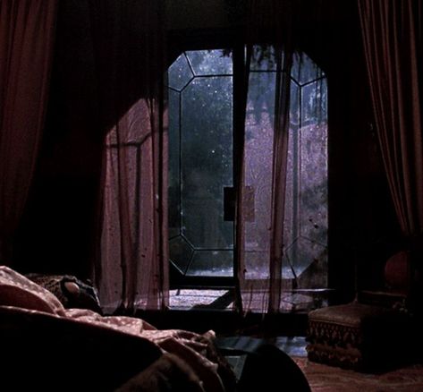 Vampire Gif Aesthetic, Dracula Bedroom, Vampire Aesthetic Gif, Dracula Gif, Dark Vampire Aesthetic, Vampire Gif, Dracula Book, Dracula 1992, Dracula Castle