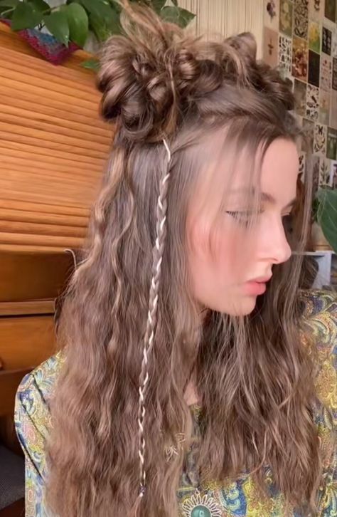 Winter Fairy Hair, Fairycore Hair Styles, Fairy Buns Hair, Fairy Hairstyles Shoulder Length, Woodsy Hairstyles, Fairy Braids Hairstyles, Forest Fairy Hairstyles, Forest Hairstyles, Whimsigoth Hairstyles