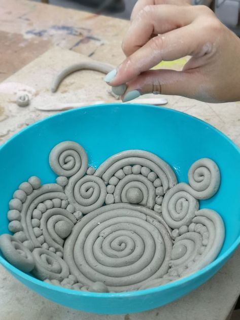 Creative Coil Pottery, Things To Make Out Of Air Dry Clay Sculptures & Statues, Easy Hand Built Ceramics, Unique Plant Pot Ideas, Air Dry Clay Pots Diy, Clay Art Beginners, Pottery That Sells, Pottery Beginner Projects, Low Fire Clay Projects